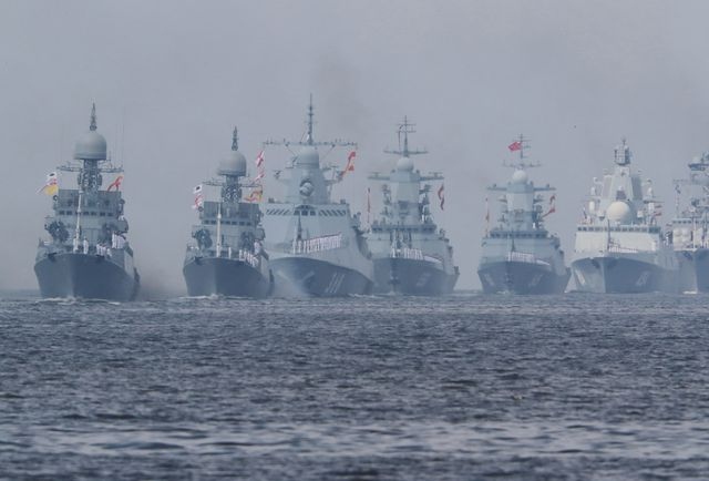 Tàu ngầm và tàu chiến Nga rầm rộ phô diễn sức mạnh trong Ngày Hải quân